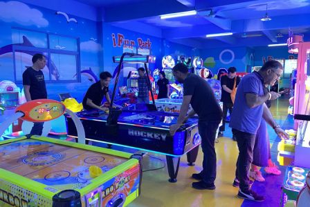 What are the benefits of playing hockey? Let's take a look at some hockey at Ifun park.